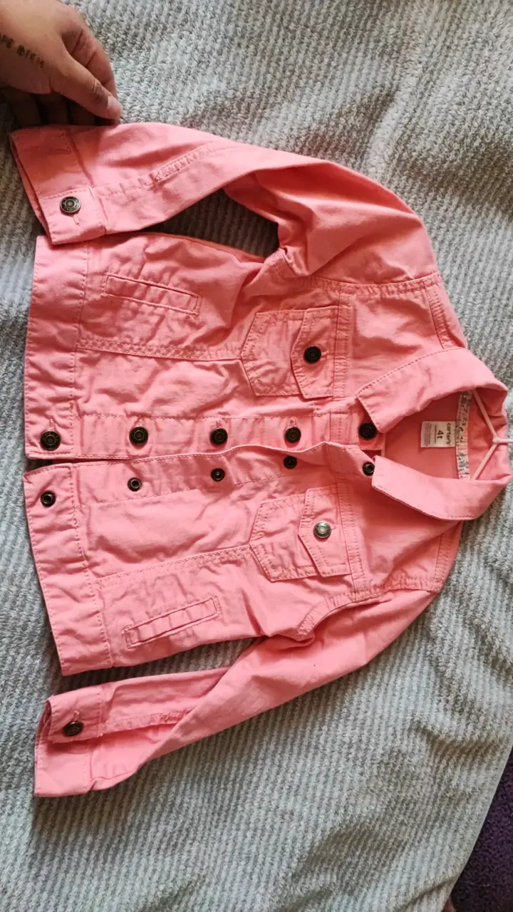 Chaqueta rosa para niña con botones