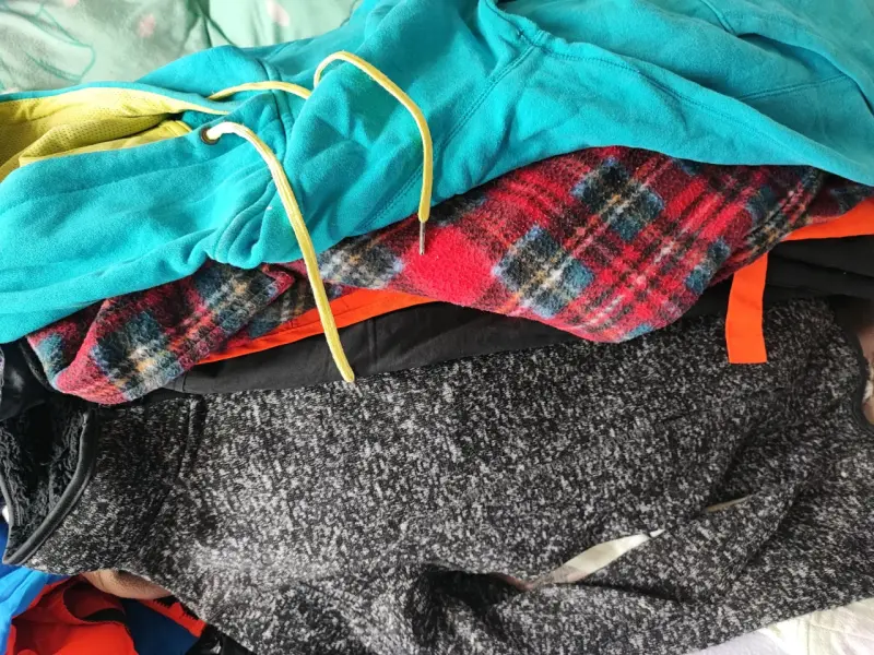 Lote de ropa variada para mujer en buen estado