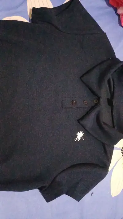 Conjunto Polo Azul Marino con Logo Bordado - miniatura 1