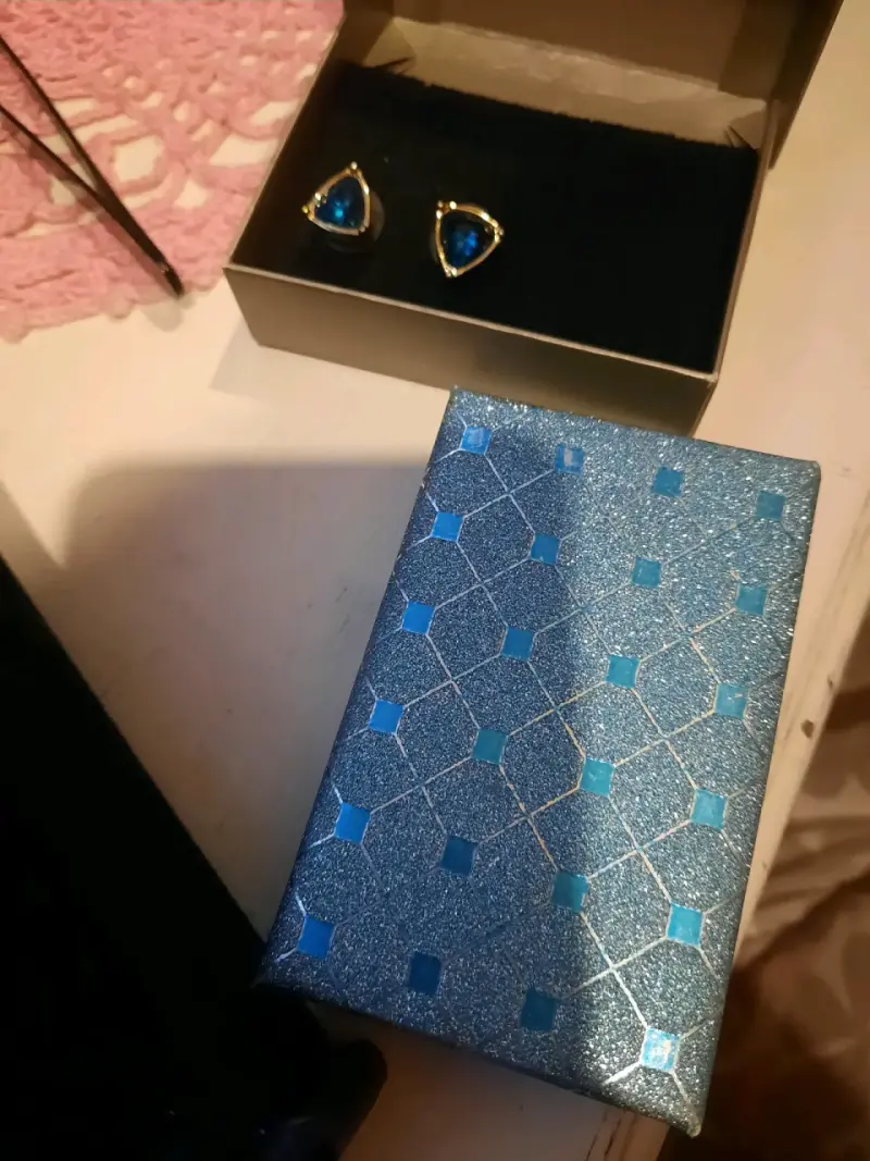 Aros de fantasía con piedra azul en caja