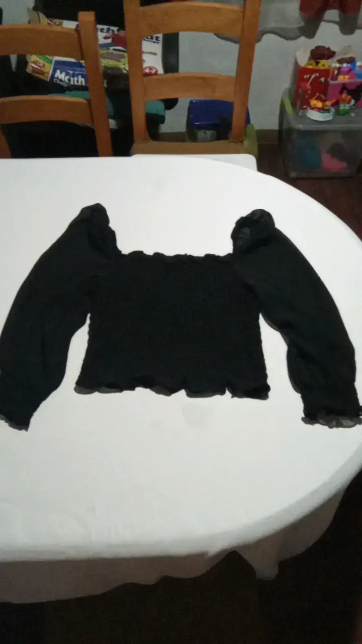 Blusa negra con mangas largas