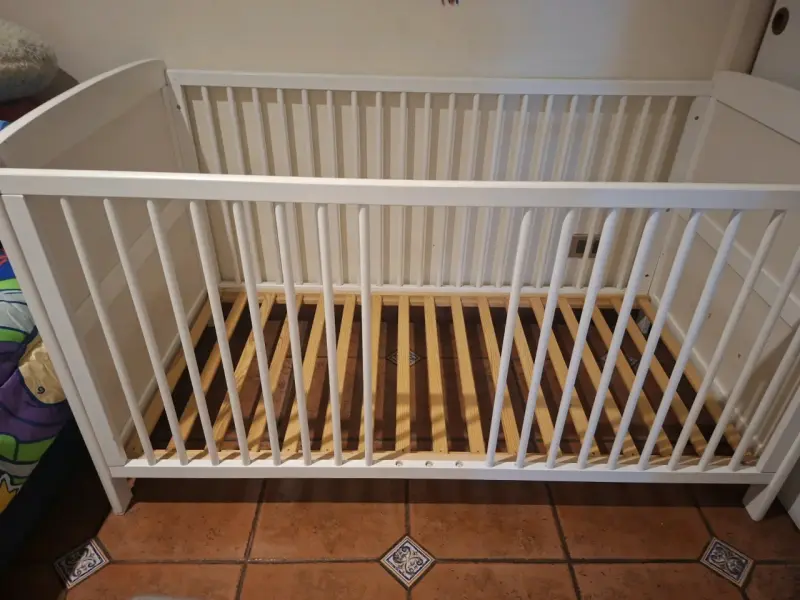 Cuna de madera blanca para bebé - 1