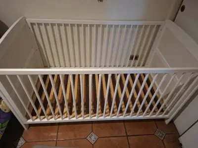 Cuna de madera blanca para bebé - miniatura 2