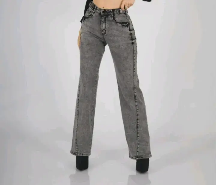 Jeans acampanados para mujer en gris - 1