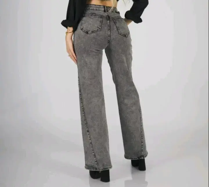 Jeans acampanados para mujer en gris - 2