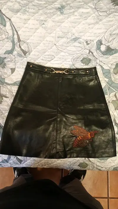 Falda de cuero negra con bordado de abeja - miniatura 1