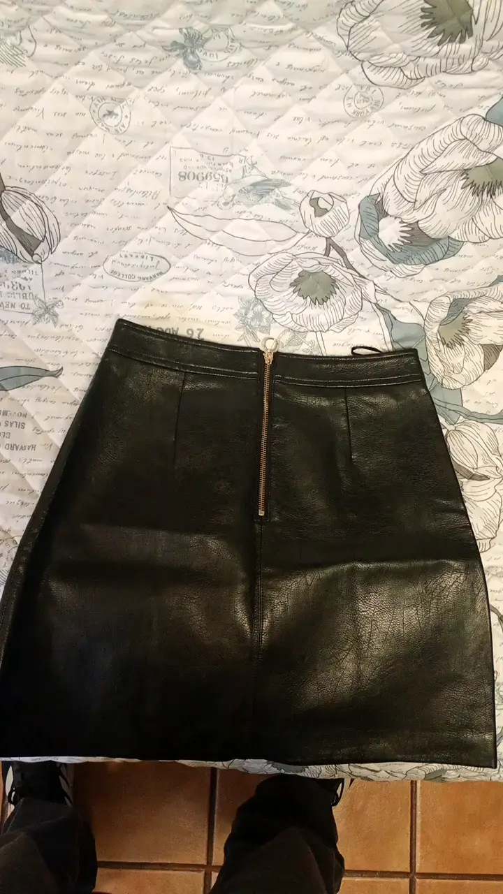 Falda de cuero negra con bordado de abeja - 2