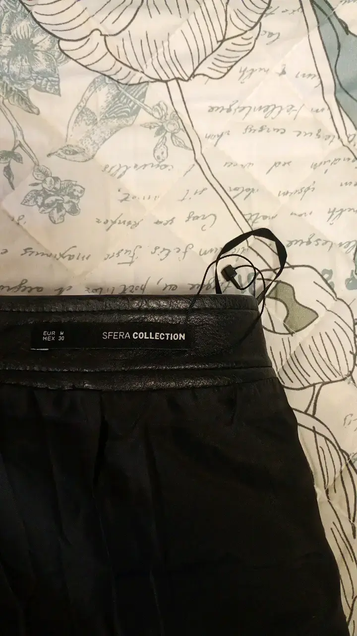 Falda de cuero negra con bordado de abeja - 3