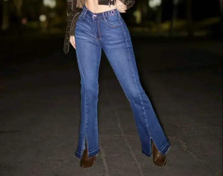 Jeans acampanados de mezclilla azul para mujer