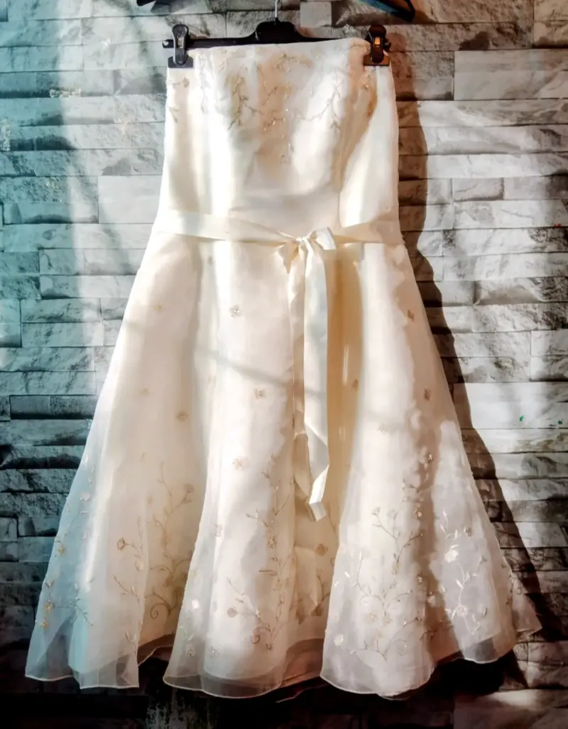 Vestido de novia blanco con bordados florales - 1