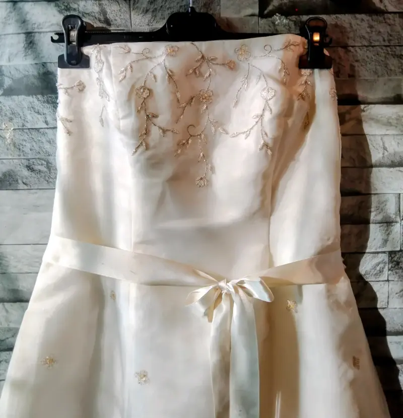 Vestido de novia blanco con bordados florales - 2