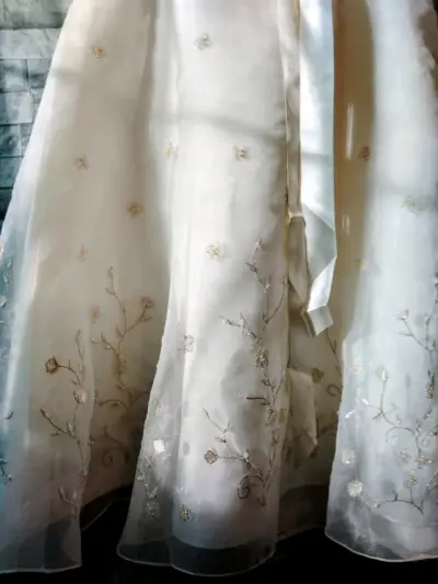 Vestido de novia blanco con bordados florales - miniatura 3