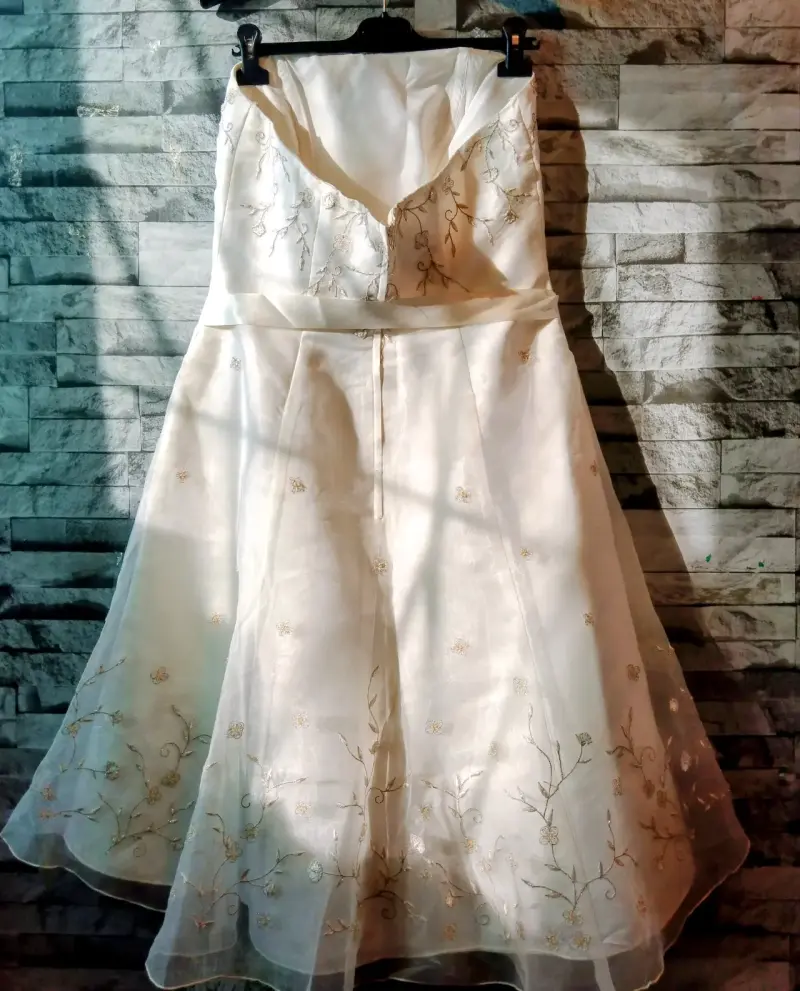 Vestido de novia blanco con bordados florales - 4