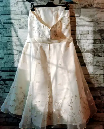 Vestido de novia blanco con bordados florales - miniatura 4