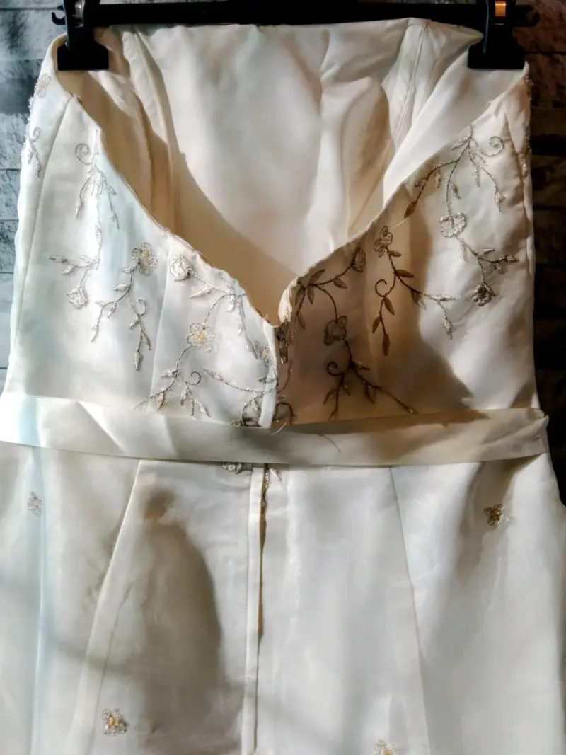 Vestido de novia blanco con bordados florales - 5