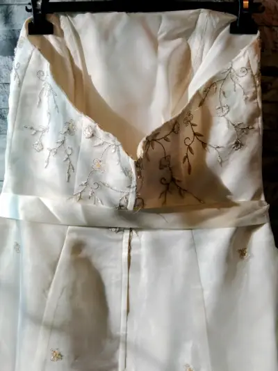 Vestido de novia blanco con bordados florales - miniatura 5