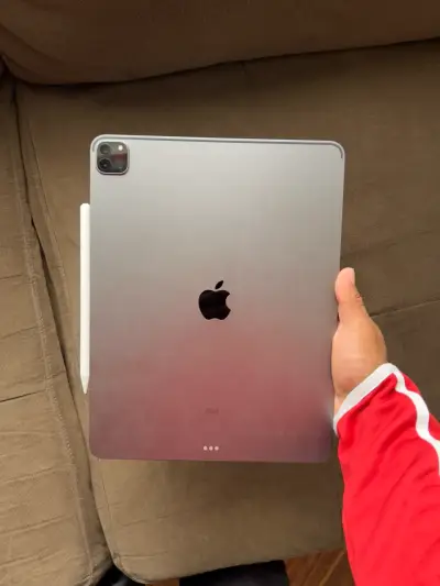 iPad Pro con Apple Pencil y funda - miniatura 1