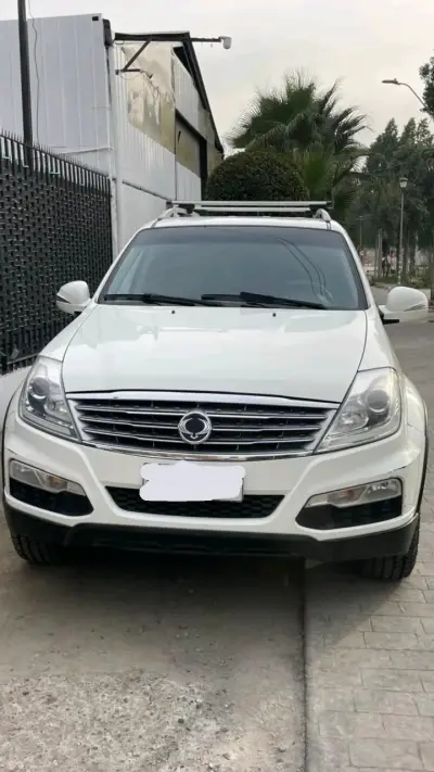 SUV SsangYong Rexton blanca en buen estado - miniatura 1