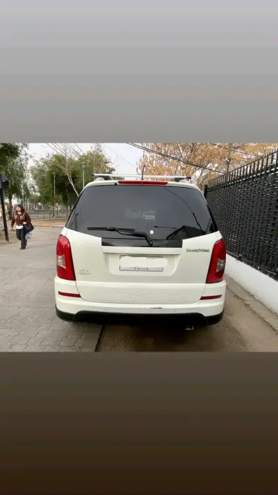 SUV SsangYong Rexton blanca en buen estado - miniatura 2