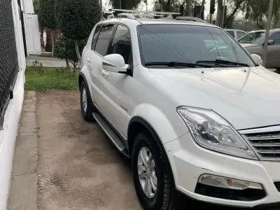 SUV SsangYong Rexton blanca en buen estado - miniatura 3