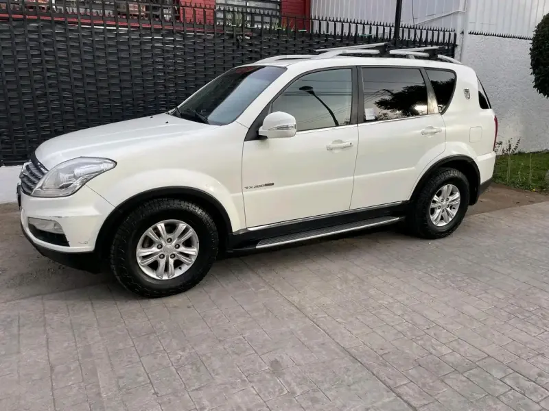 SUV SsangYong Rexton blanca en buen estado - 4