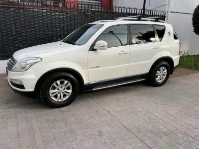 SUV SsangYong Rexton blanca en buen estado - miniatura 4