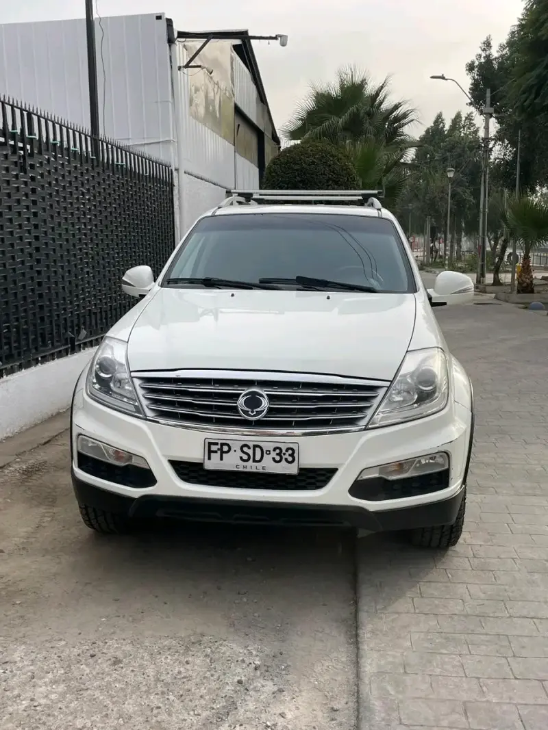 SUV SsangYong Rexton blanca en buen estado - 5