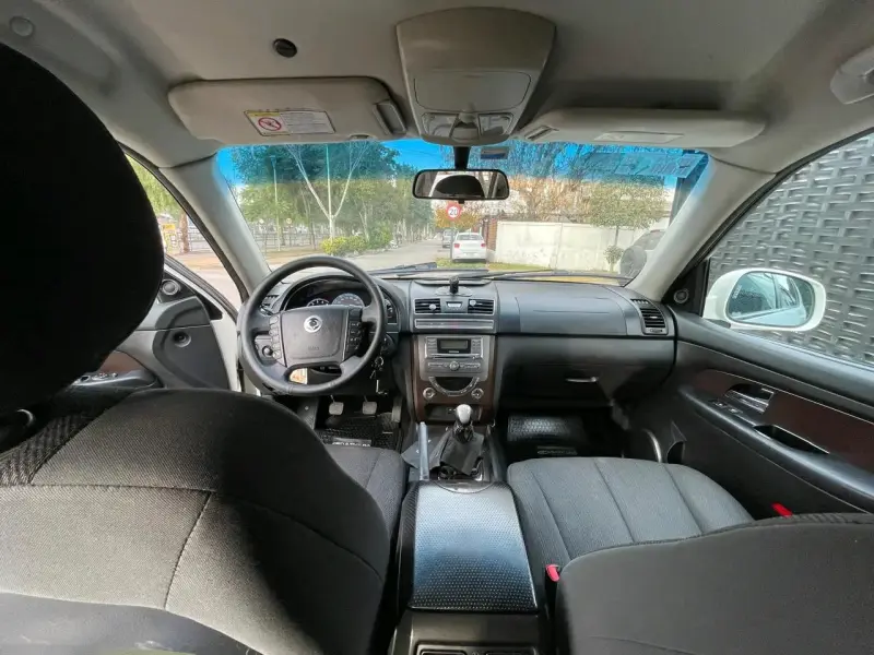 SUV SsangYong Rexton blanca en buen estado - 6