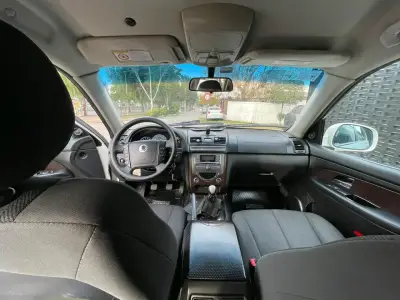 SUV SsangYong Rexton blanca en buen estado - miniatura 6