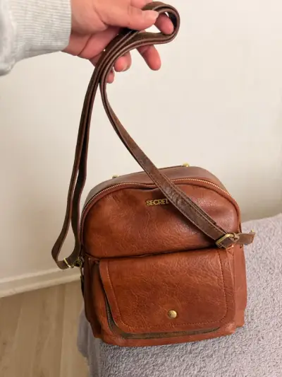 Mochila de cuero Secret color camel - miniatura 2