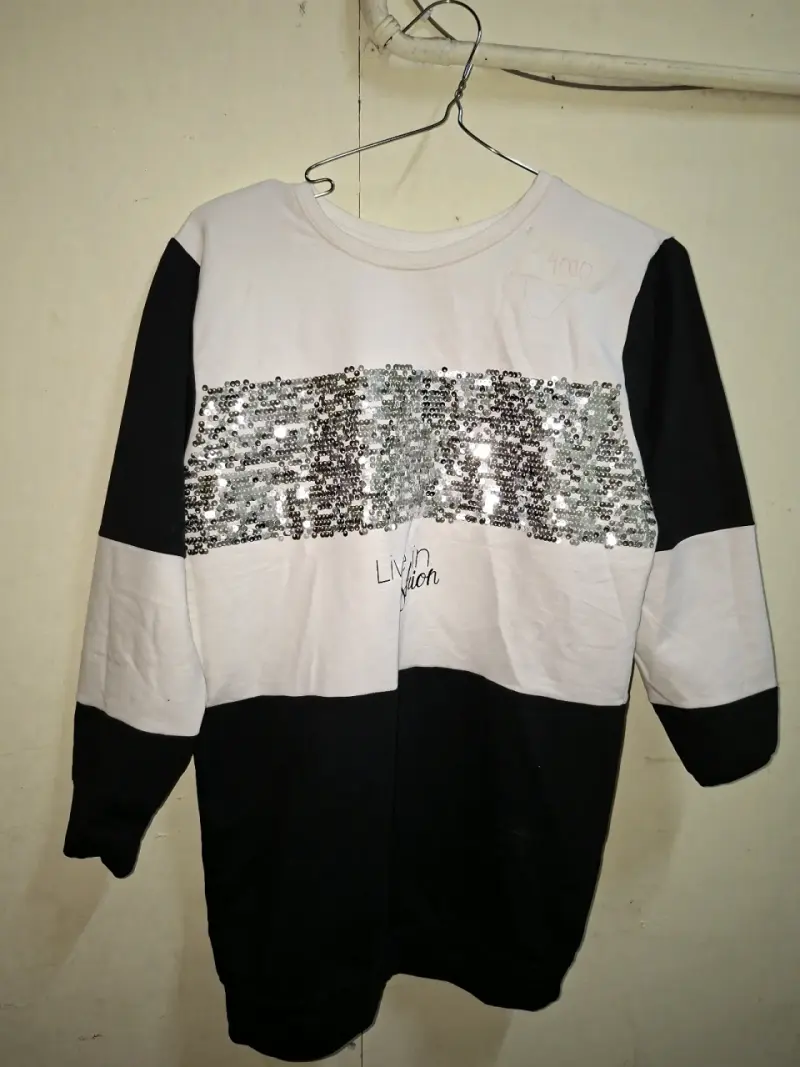 Polera blanca con lentejuelas y diseño moderno - 1