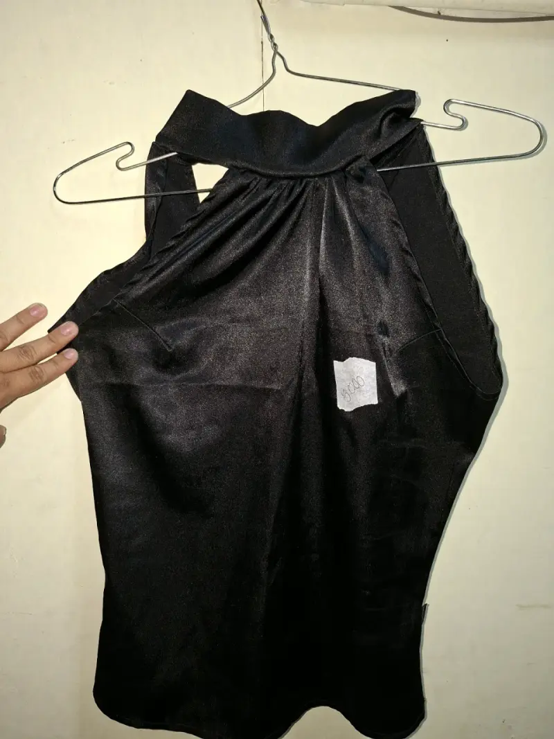 Polera blanca con lentejuelas y diseño moderno - 2