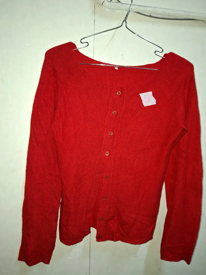 Polera blanca con lentejuelas y diseño moderno - 3