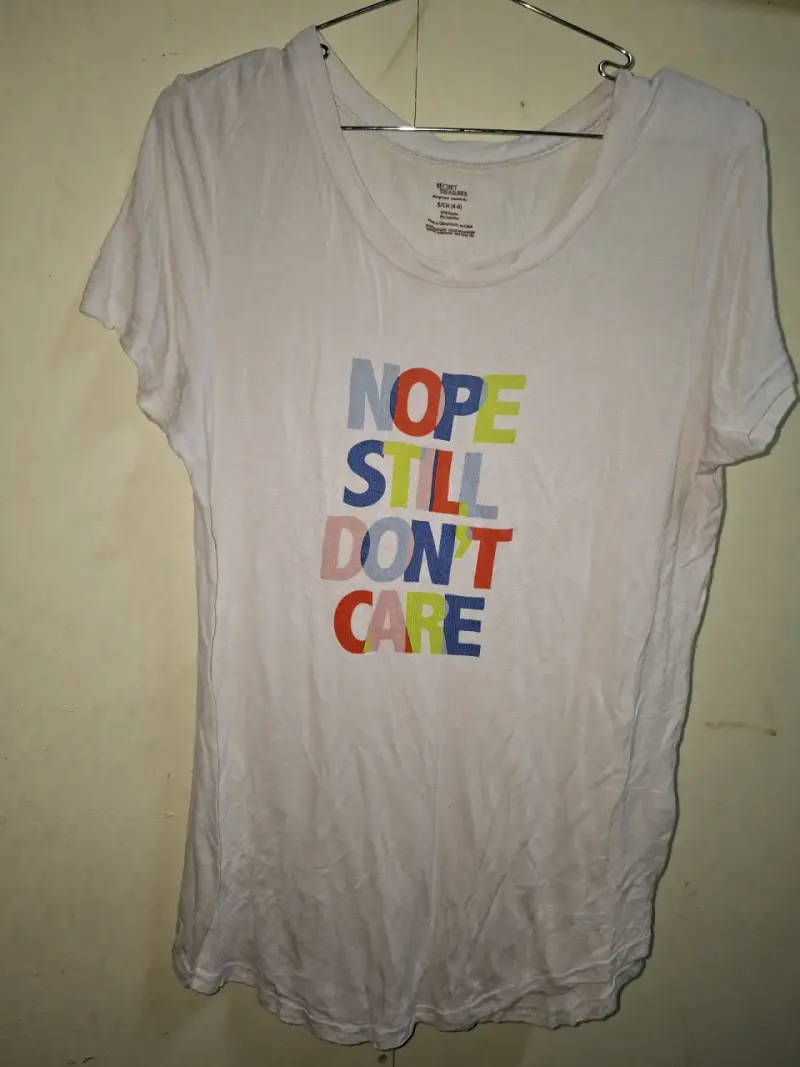 Polera blanca con lentejuelas y diseño moderno - 4