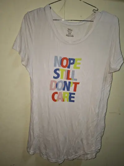 Polera blanca con lentejuelas y diseño moderno - miniatura 4
