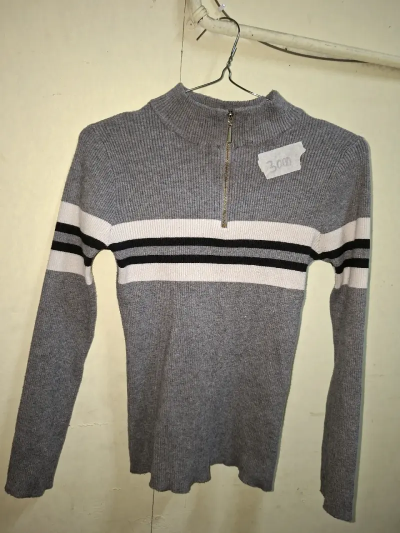 Polera blanca con lentejuelas y diseño moderno - 5