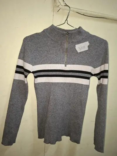 Polera blanca con lentejuelas y diseño moderno - miniatura 5
