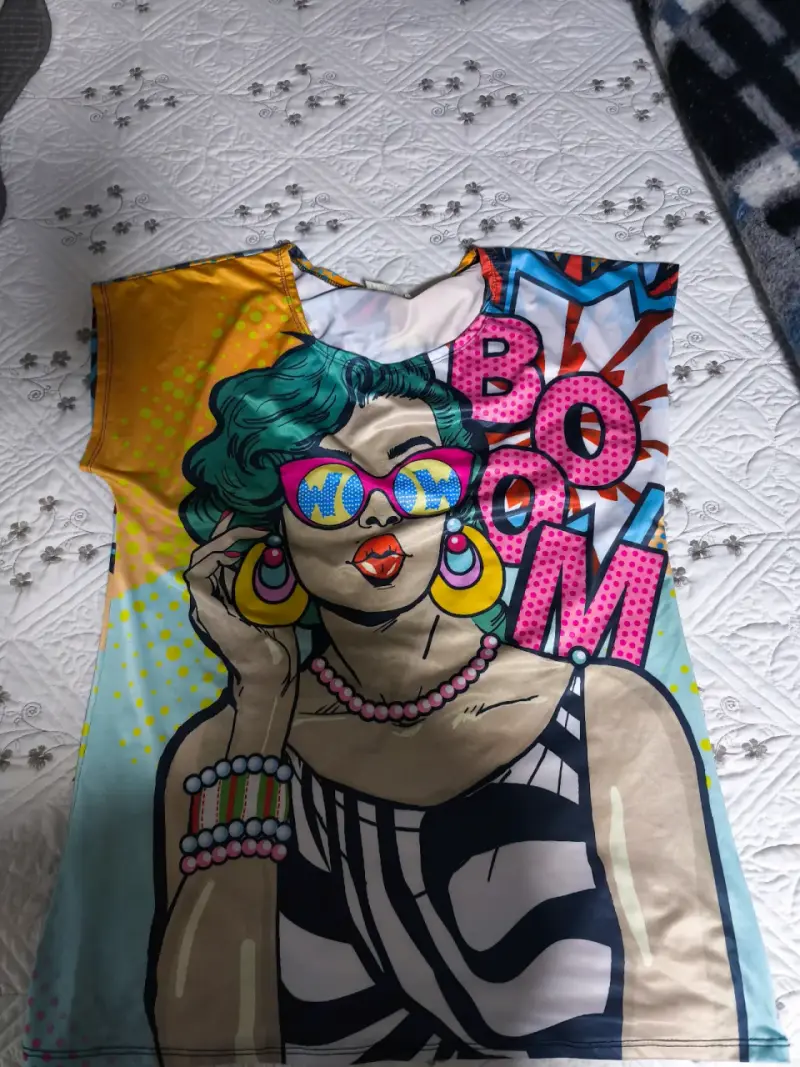 Polera estampada estilo pop art colorida