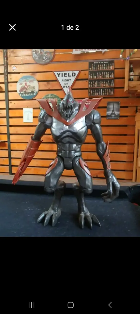Figura de acción alienígena con detalles rojos