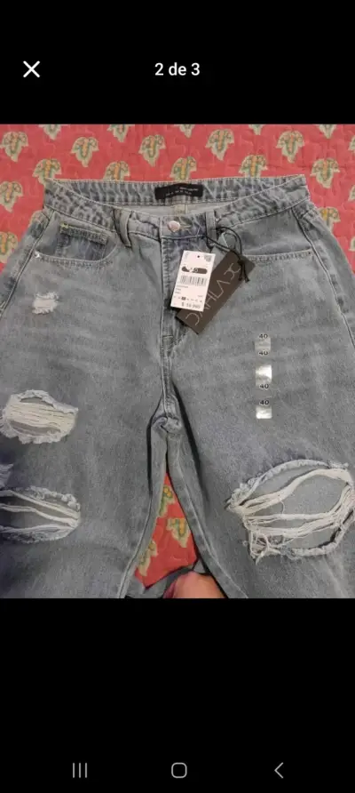 Jeans de mezclilla desgastados para mujer - miniatura 2