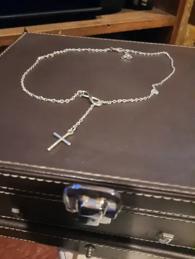 Collar de plata con cruz y símbolo de infinito - miniatura 1