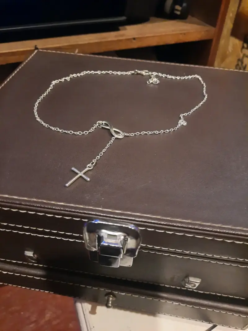 Collar de plata con cruz y símbolo de infinito - 3