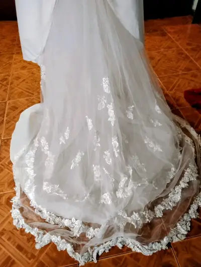 Vestido de novia blanco con encaje floral - miniatura 2