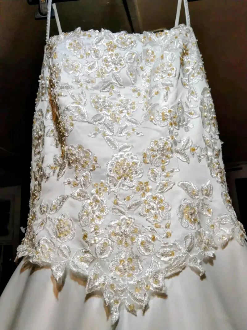 Vestido de novia blanco con encaje floral - 4
