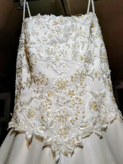 Vestido de novia blanco con encaje floral - miniatura 4
