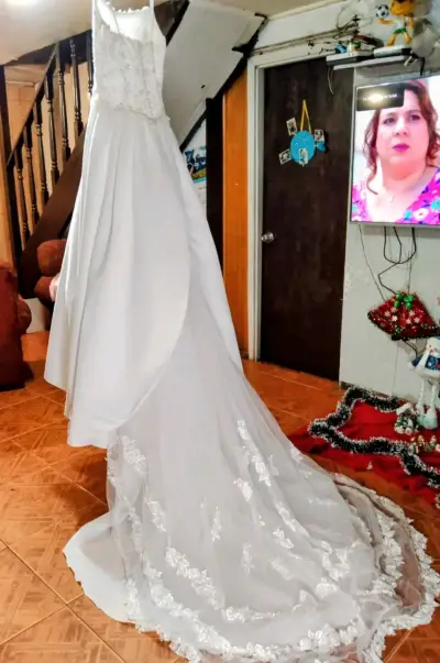 Vestido de novia blanco con encaje floral - miniatura 6