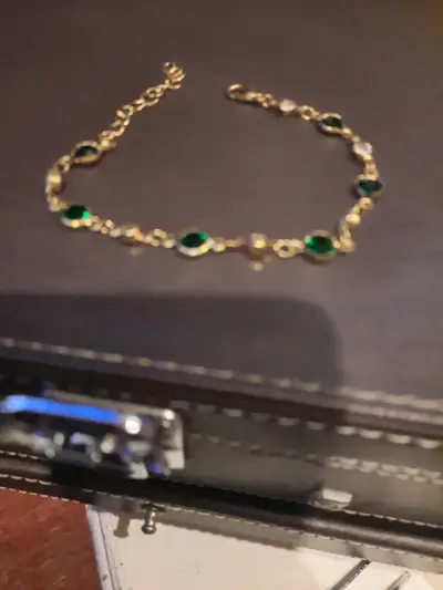 Pulsera dorada con piedras verdes - miniatura 1
