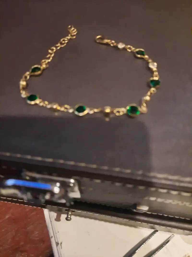 Pulsera dorada con piedras verdes - 2