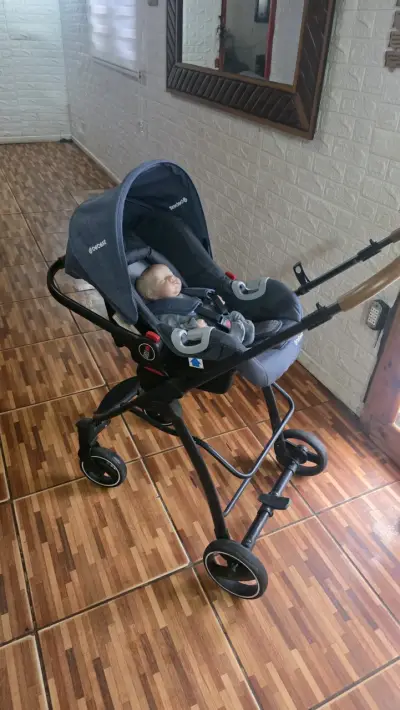 Coche de bebé Bebesit con capota ajustable - miniatura 1