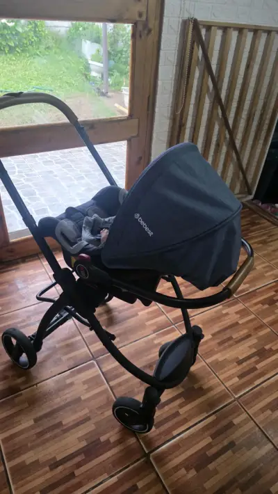 Coche de bebé Bebesit con capota ajustable - miniatura 2